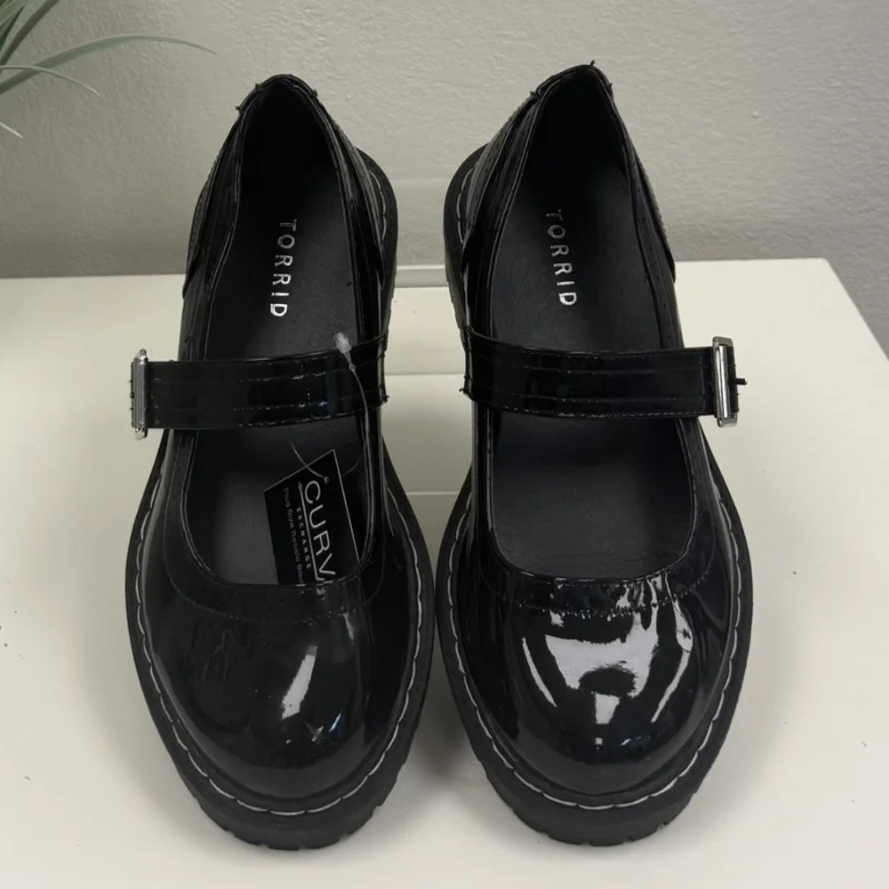 torrid 6.5WW Black Patent Mary Jane Lug Sole Shoes - Picture 4 of 6